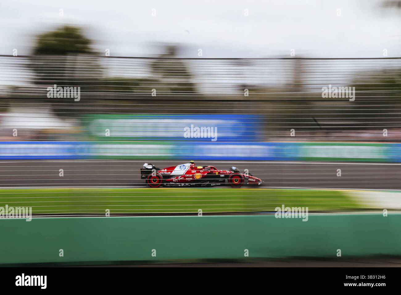 Lewis Hamilton aus Großbritannien fährt den Scuderia Ferrari HP SF-25 während des dritten Trainings beim Großen Preis von Australien 2025 im Albert Park in Melbour Stockfoto