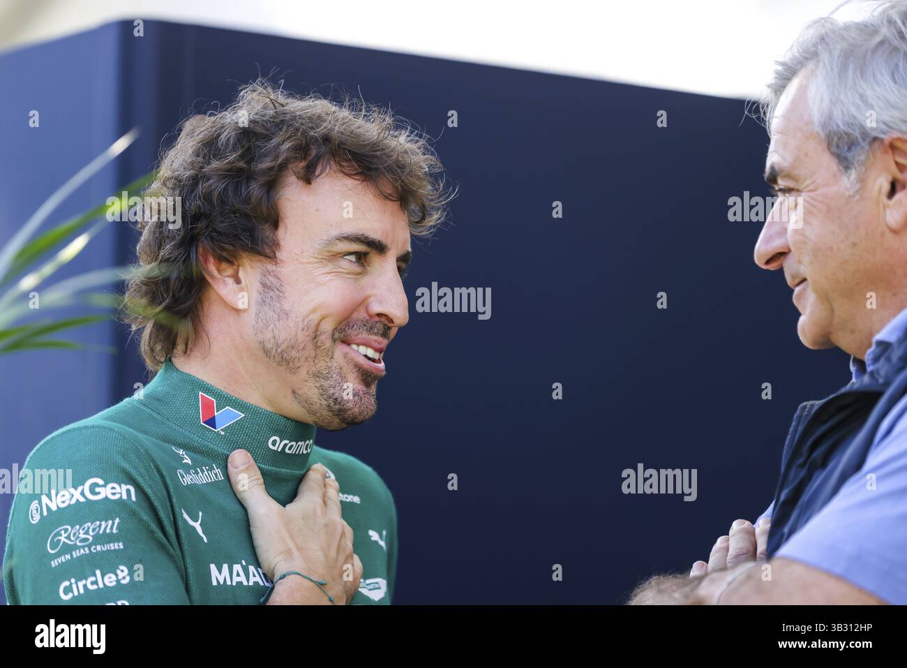 MELBOURNE, AUSTRALIEN – 13. MÄRZ: Fernando Alonso aus Spanien und Aston Martin Aramco F1 Team sprechen mit Carlos Sainz SNR vor dem Australian Grand P 2025 Stockfoto
