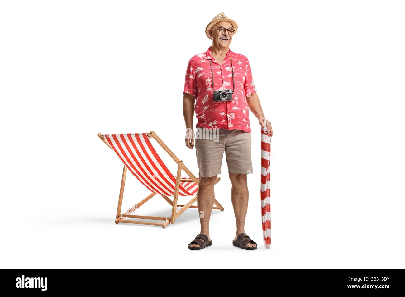 Mann, der einen Sonnenschirm hält und neben einem Liegestuhl steht, isoliert auf weißem Hintergrund Stockfoto