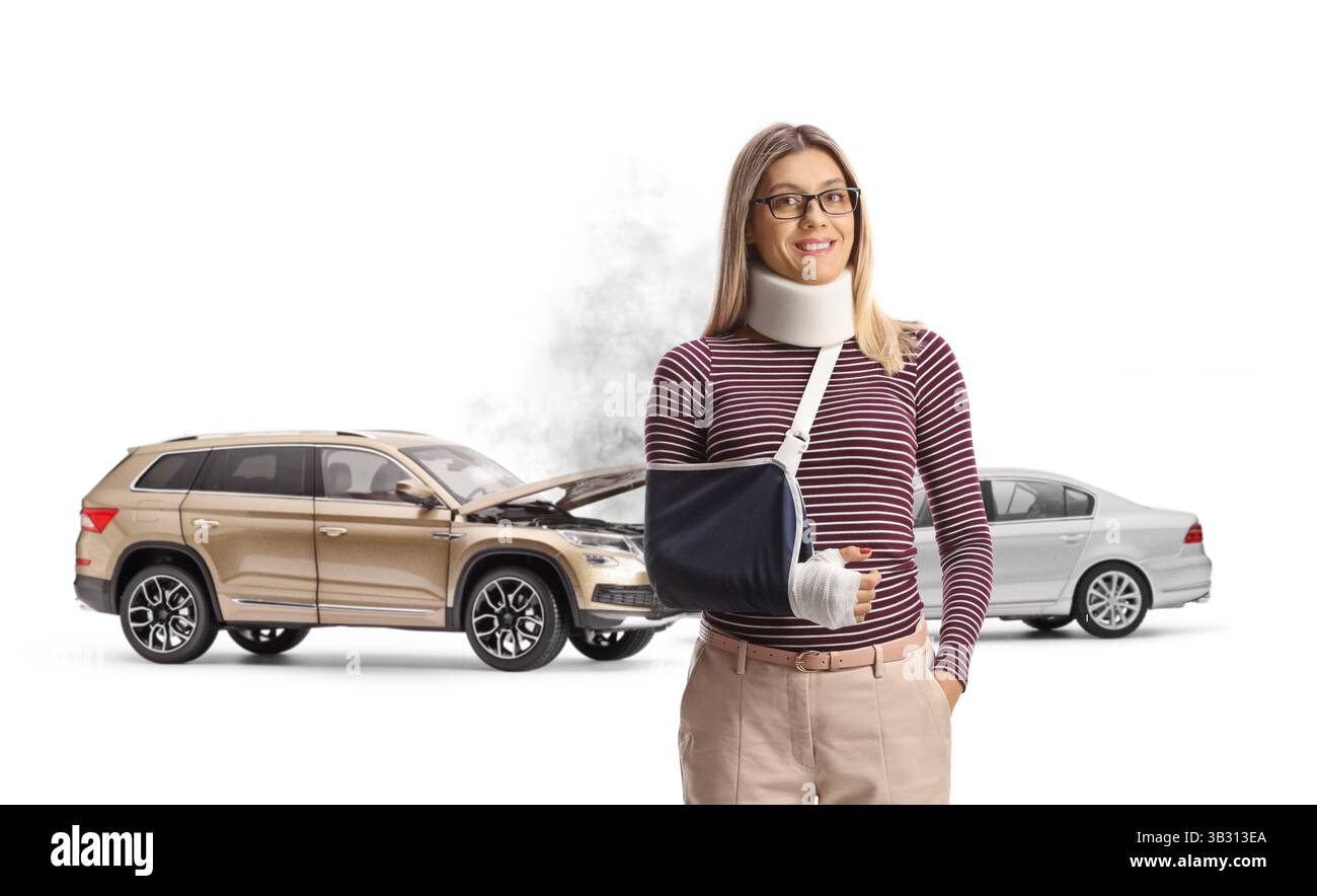 Verletzte Frau bei einem Autounfall mit Armschlinge und Halsband isoliert auf weißem Hintergrund Stockfoto