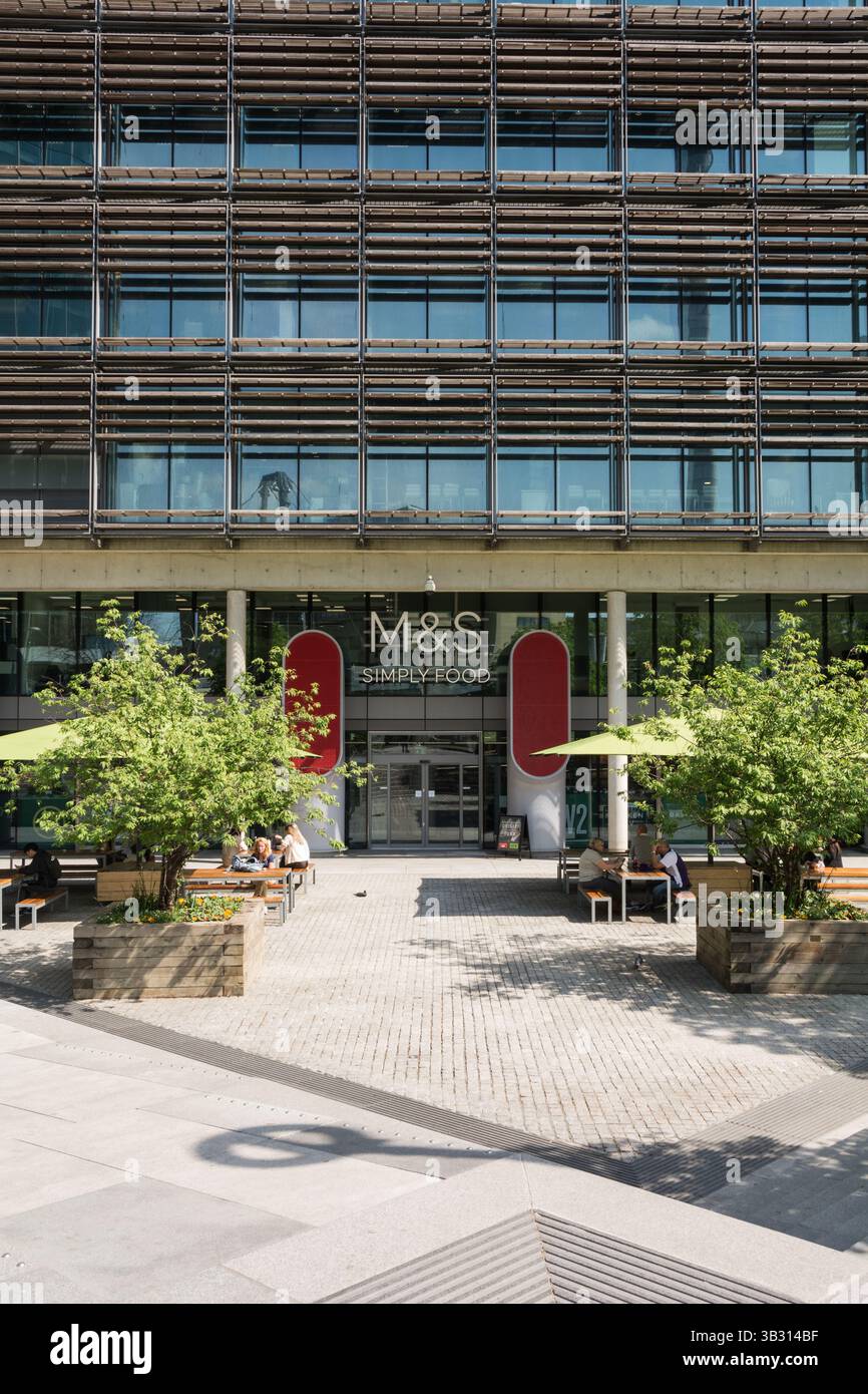 Der Eingang zum Waterside House, Marks & Spencers Hauptbüro, Paddington Basin, London, England, Großbritannien Stockfoto