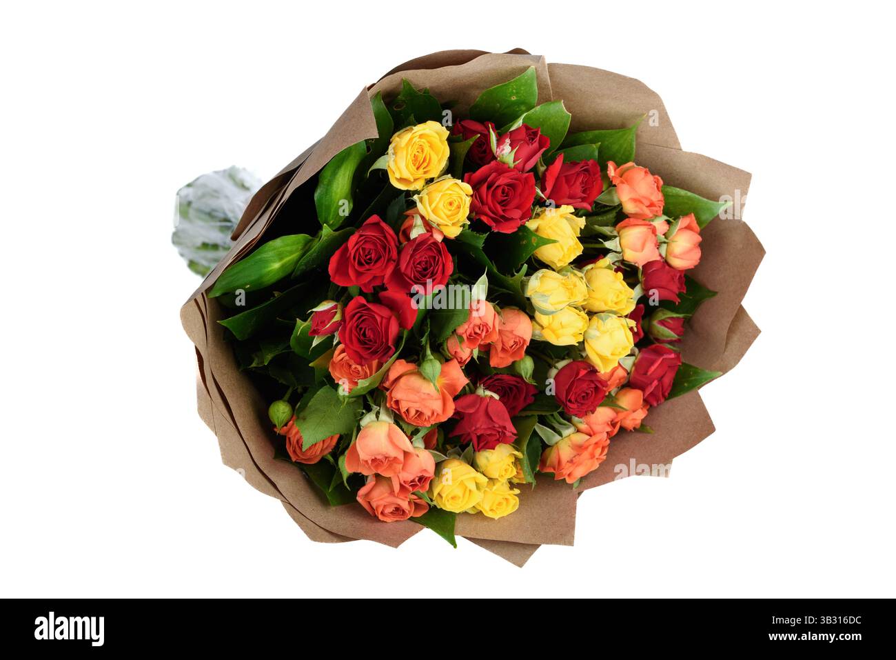 Ein wunderschön gestalteter Blumenstrauß aus roten, gelben und orangen Rosen, umhüllt in dickes braunes Papier, strahlt Wärme und Fröhlichkeit aus. Stockfoto