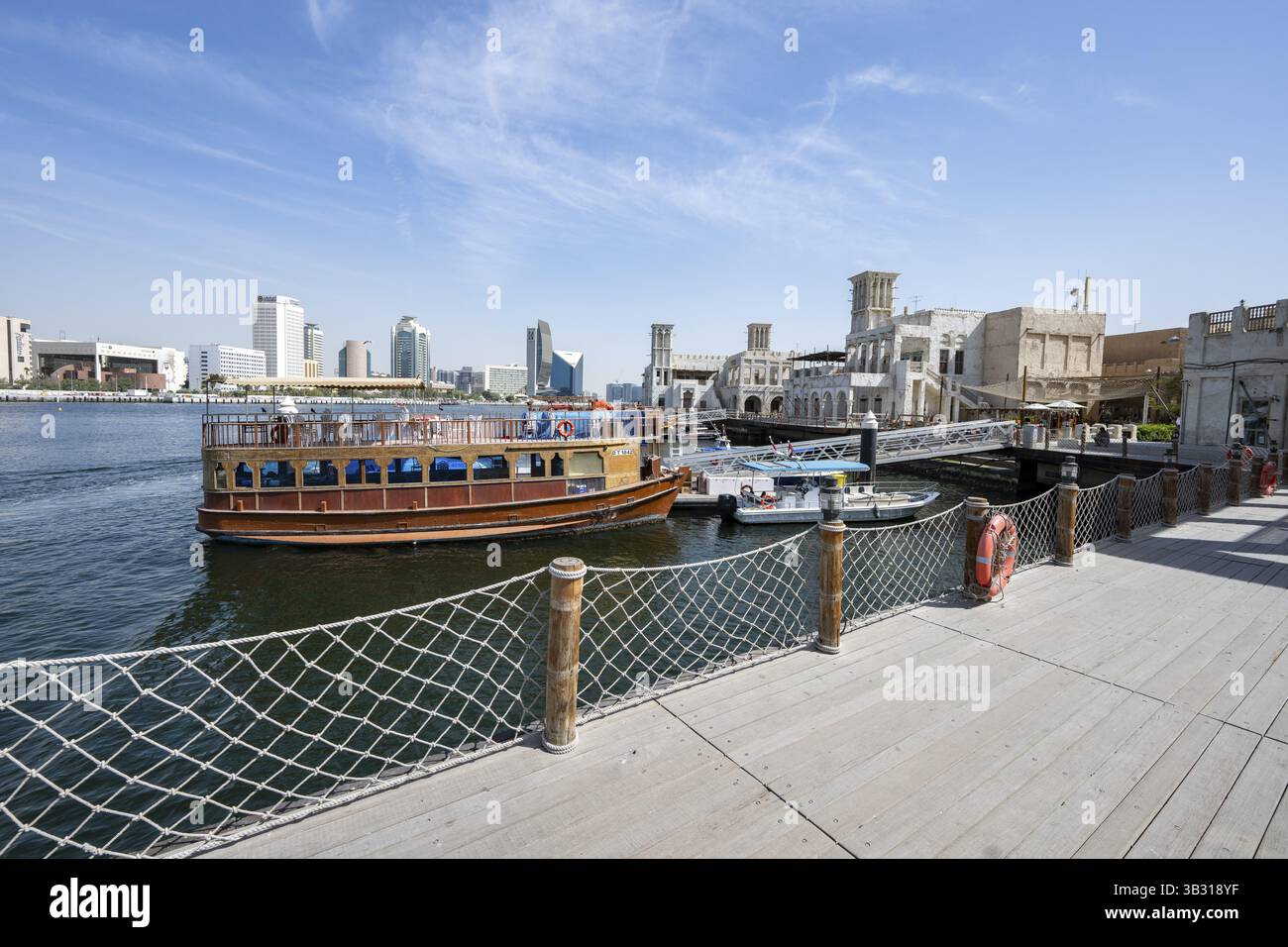 Blick auf traditionelle Boote und Wolkenkratzer aus der Altstadt von Dubai, Dubai, den Vereinigten Arabischen Emiraten, Asien Stockfoto