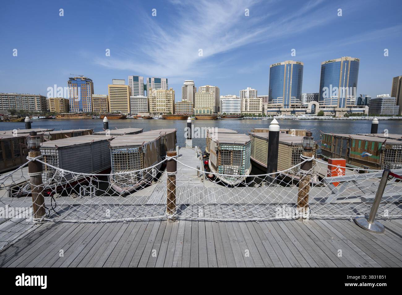 Blick auf traditionelle Boote und Wolkenkratzer aus der Altstadt von Dubai, Dubai, den Vereinigten Arabischen Emiraten, Asien Stockfoto