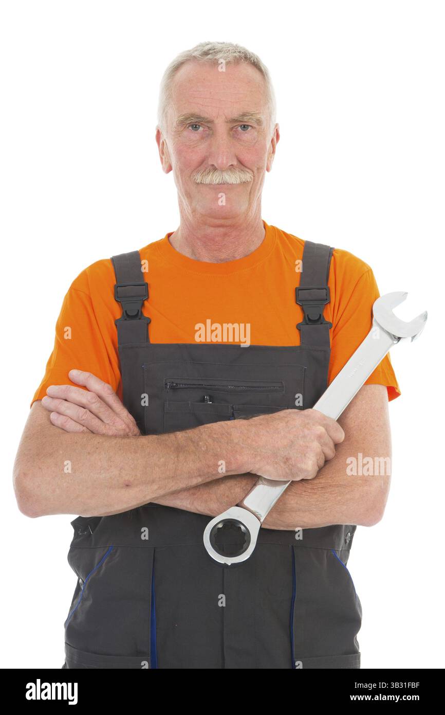 Ältere Arbeiter in Orange und Grau Arbeit tragen mit einem Schraubenschlüssel auf weißem Hintergrund Stockfoto
