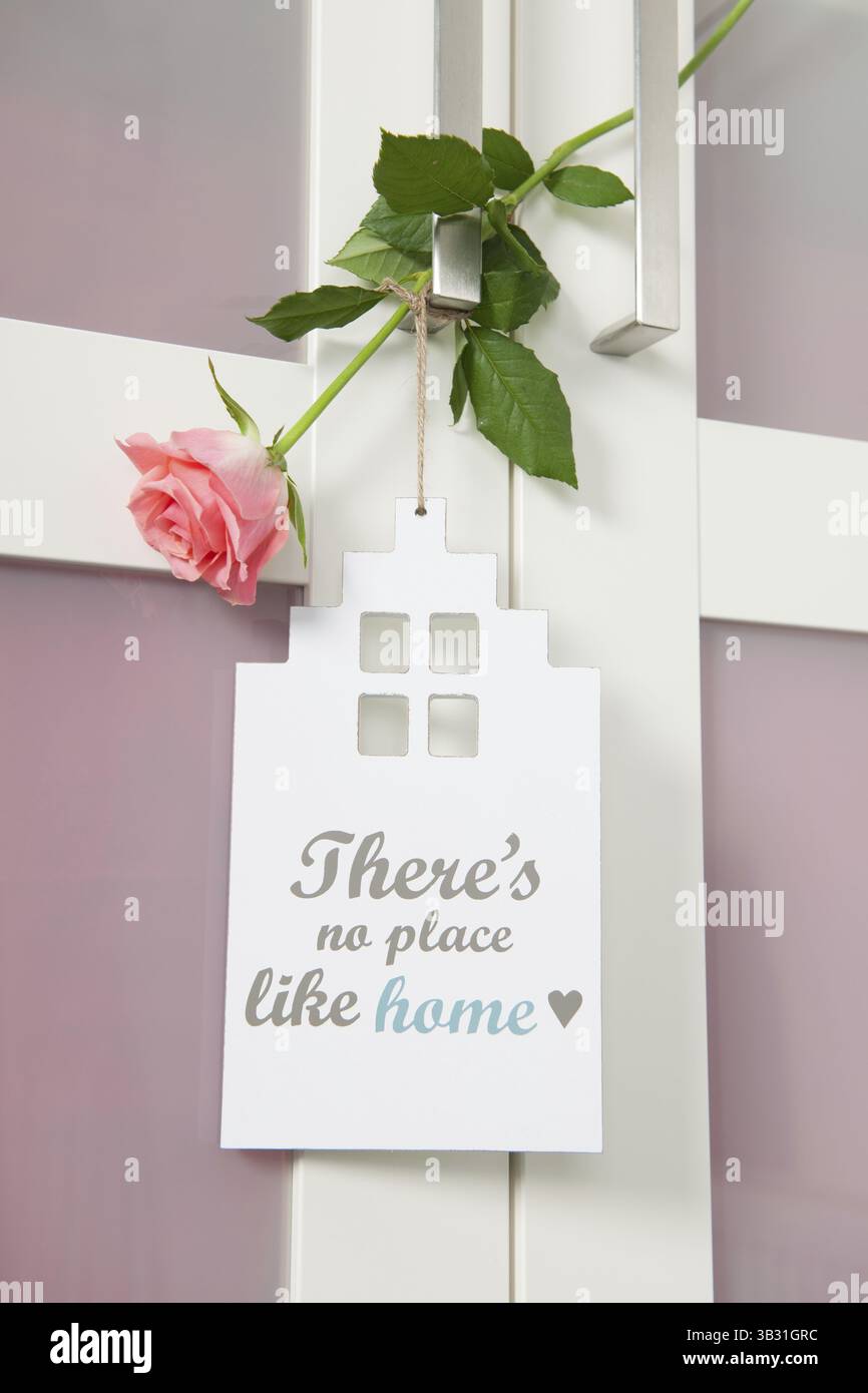 Innenraum mit Zeichen keinen Platz wie Zuhause und rosa rose Stockfoto
