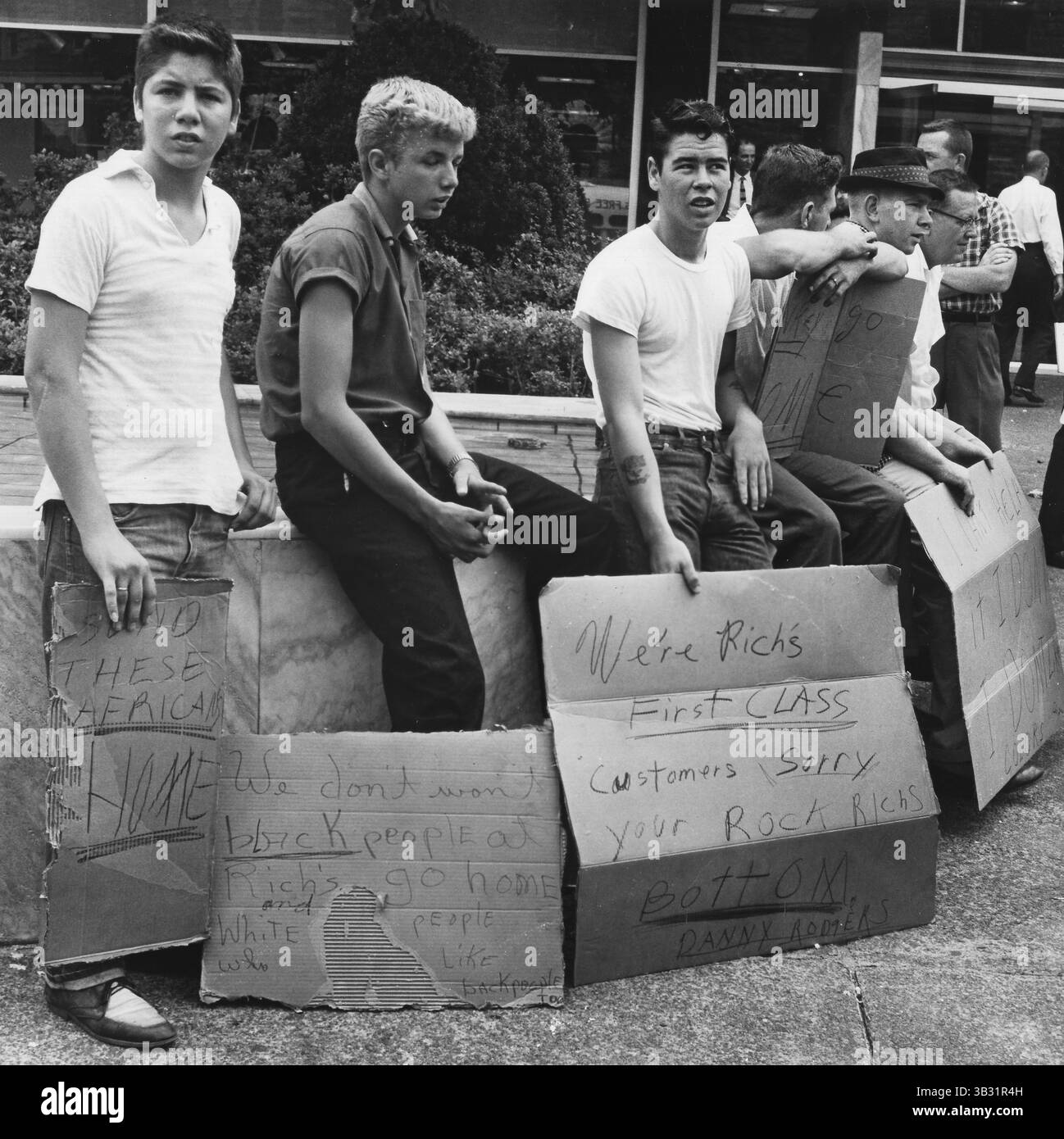 27. Juni 1960 – Knoxville, TN, USA – Gegendemonstratoren halten am 27. Juni 1960 vor dem Kaufhaus von Rich's handsignierte Schilder. (Foto: © KNS Archive/Knoxville News Sentinel via ZUMA Wire) Stockfoto