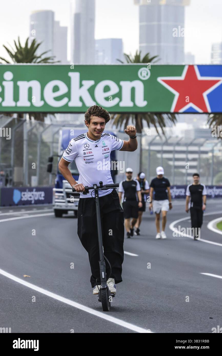 MELBOURNE, AUSTRALIEN – 12. MÄRZ: Andrea Kimi Antonelli aus Italien und das Mercedes AMG Petronas F1-Team absolvieren vor dem Australian Gr. 2025 einen Track Walk Stockfoto