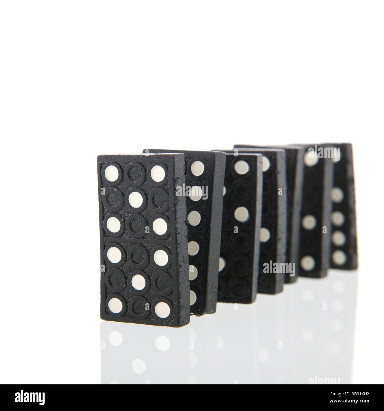Zeile-Domino-Karten isoliert auf weißem Hintergrund Stockfoto