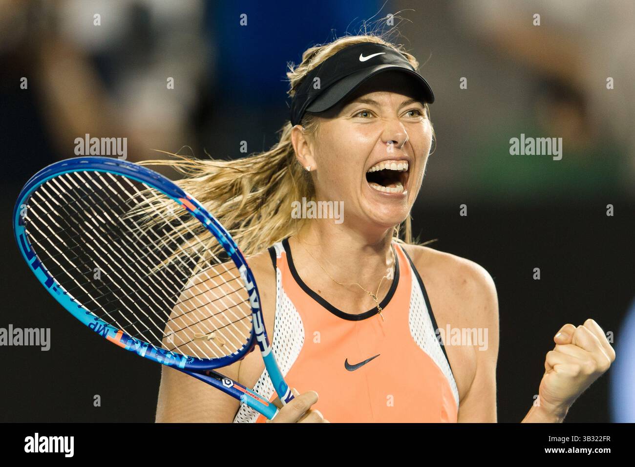 24. Januar 2016 – Melbourne, Australien – MARIA SHARAPOVA aus Russland feiert den Sieg ihres 4. Runde-Singles-Spiels gegen B. Bencic während des Australian Open Tennis Turniers im Melbourne Park. Maria Sharapova gewann 7:5, 7:5. (Bild: © Sydney Low/CSM via ZUMA Wire) Stockfoto