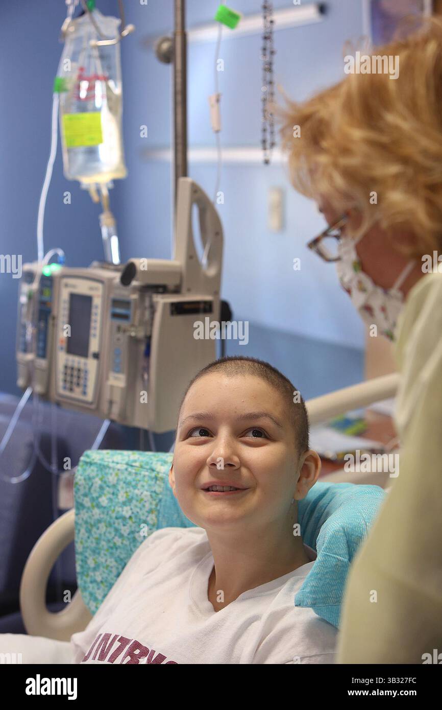 Januar 2016 - St. Petersburg, Florida, USA - SCOTT KEELER | TIMES. Die Krebspatientin und Schülerin der zehnten Klasse Olivia Rivera, 16, Oldsmar, geht ihre Arbeit an der Chemieschule mit Alicia Riggs, Patient Academic Coordinator, All Children's Hospital, 1/25/16, im Krankenhaus in St. Petersburg durch. Zwei Rechnungen in der Florida Legislature würden den Prozess der Aufnahme von Patienten in das Krankenhaus Homebound Programm verbessern. (Bild: © Scott Keeler/Tampa Bay Times via ZUMA Wire) Stockfoto