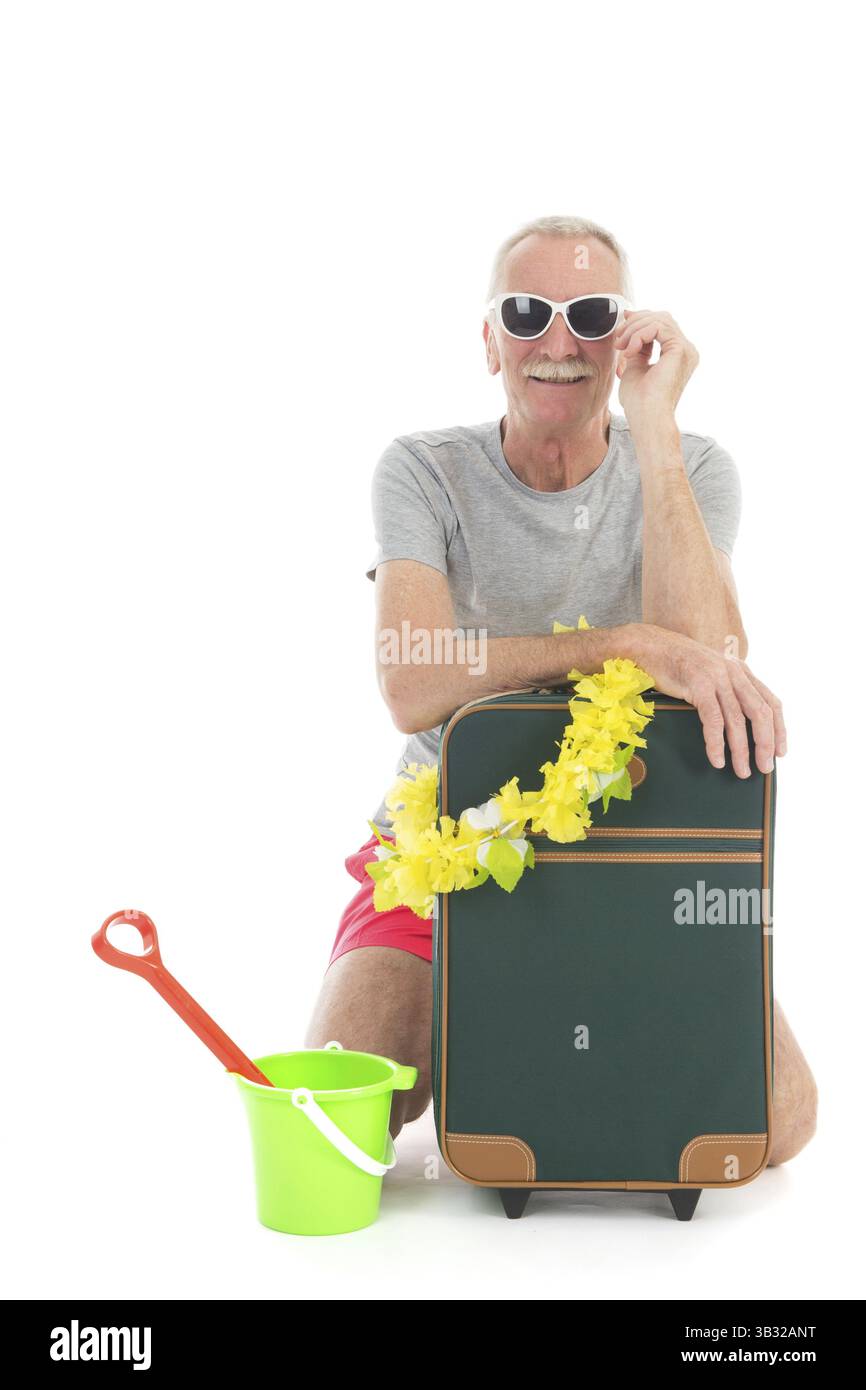 Reisende mit Koffer mit Verzögerung isoliert auf weißem Hintergrund Stockfoto