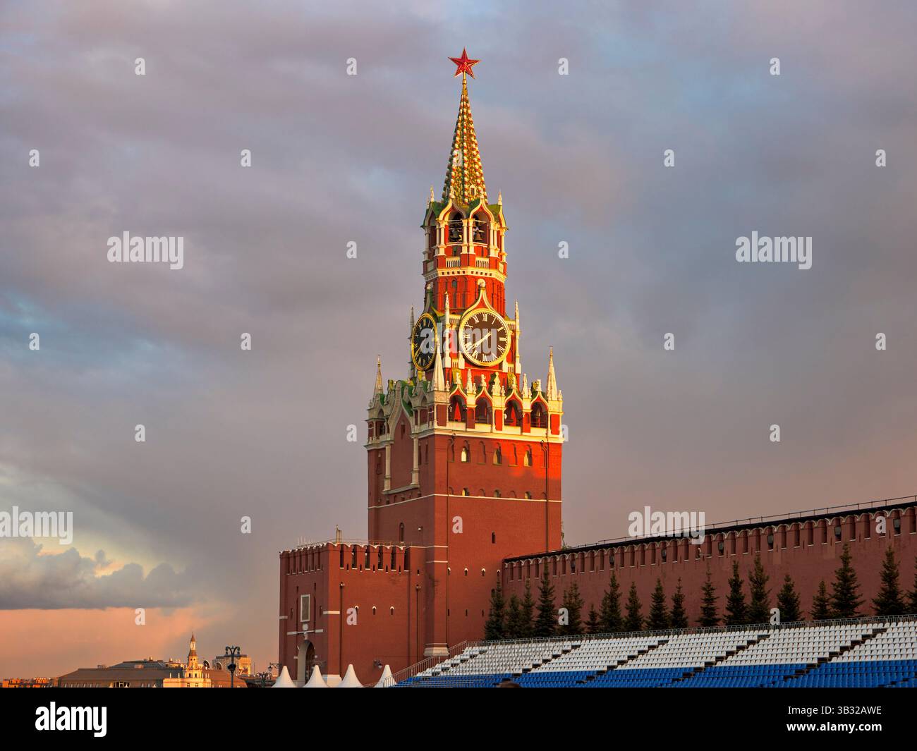 Blick auf den Spasskaya-Turm aus dem 15. Jahrhundert und einen Teil der Kreml-Mauer vom Roten Platz in Moskau, Russland. Stockfoto
