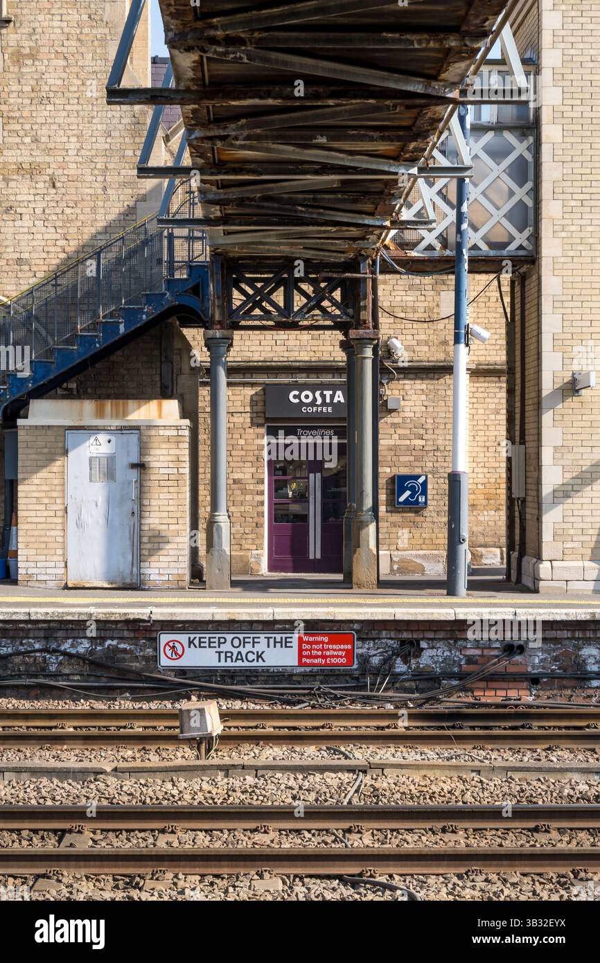 HALTEN SIE SICH VON DER Beschilderung Lincoln Railway Station, Lincoln City, Lincolnshire, England, UK Stockfoto