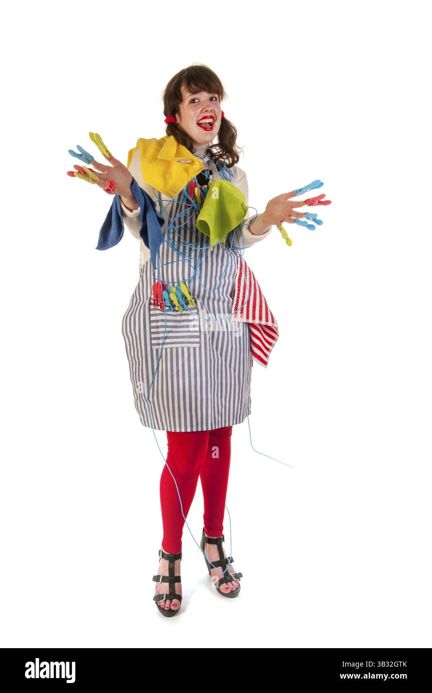 Junge Frau mit Wäscheklammern und Linie Stockfoto