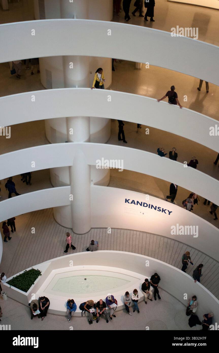 29. September 2015 - New York, New York, USA - New York: Das Solomon R. Guggenheim Museum hat eine beispiellose Ausstellung von Werken des russischen Künstlers Wassily Kandinsky vorbereitet. Sie sind mehr als hundert. Einige gehören zur eigenen Sammlung des Museums, andere stammen vor allem aus Institutionen in Paris, München und privaten Sammlungen. Kandinsky wurde 1944 in Moskau geboren und starb 1944 in Frankreich, war ein Pionier der abstrakten Kunst, auch eine Schlüsselfigur in der Geschichte des Salomon R. Guggenheim Museums. Seine Werke sind Teil des Wesens seiner Sammlung und inspirierten auch die Entstehung des Kopfes Stockfoto