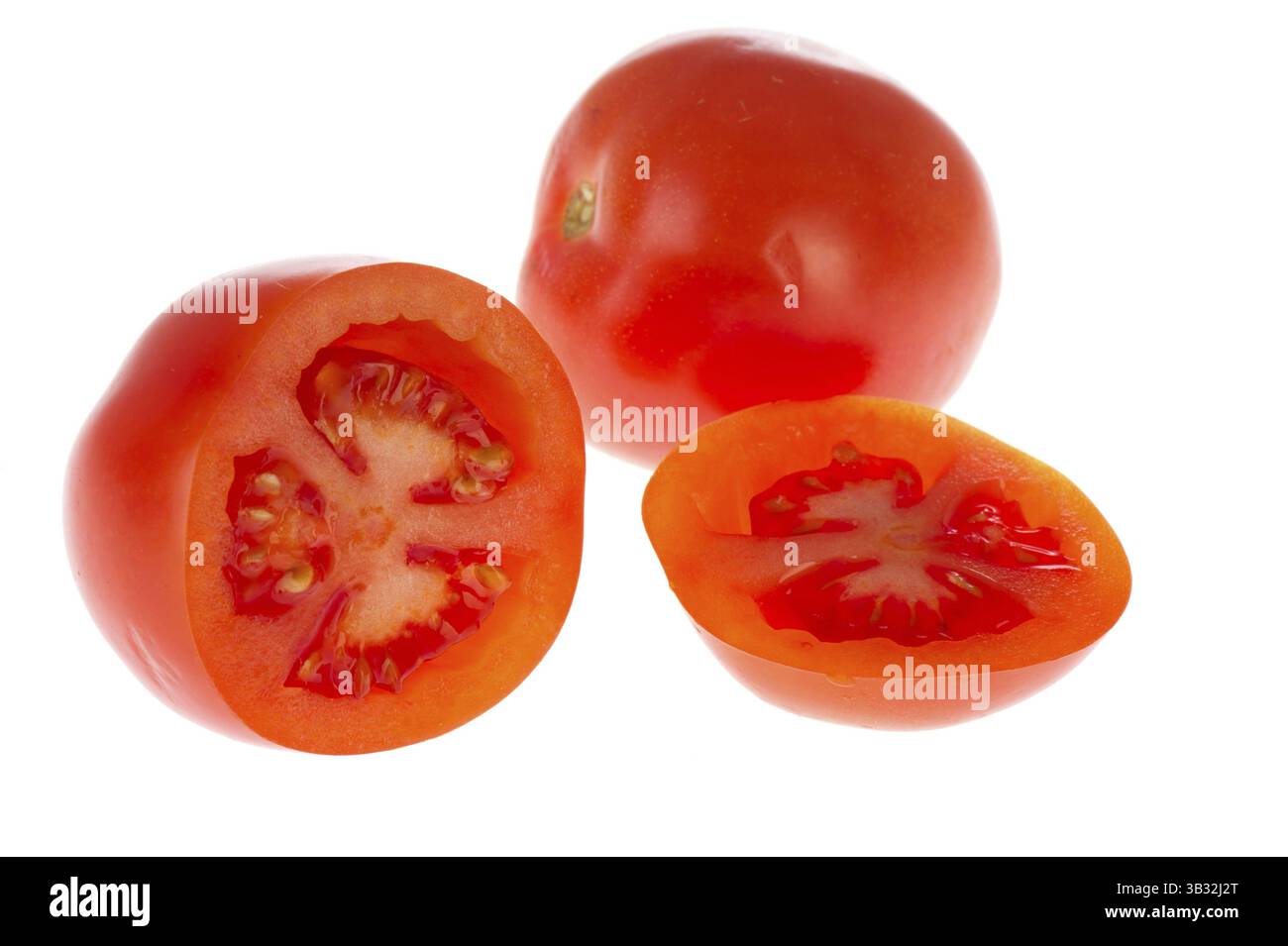 Schneiden Sie frische Tomaten isoliert auf weißem Hintergrund Stockfoto