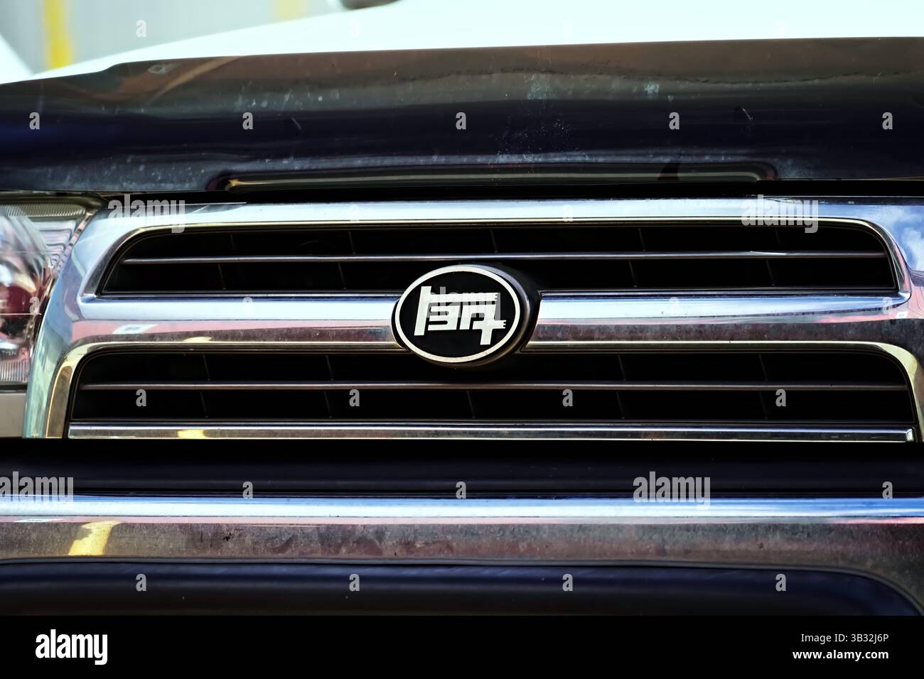 Honolulu, HI - 15. Januar 2025: Toyota Motor Corporation Original-teq-Emblem vor 1989 auf einem klassischen Pickup-Lkw. "Toyota" in japanischer Katakana geschrieben Stockfoto