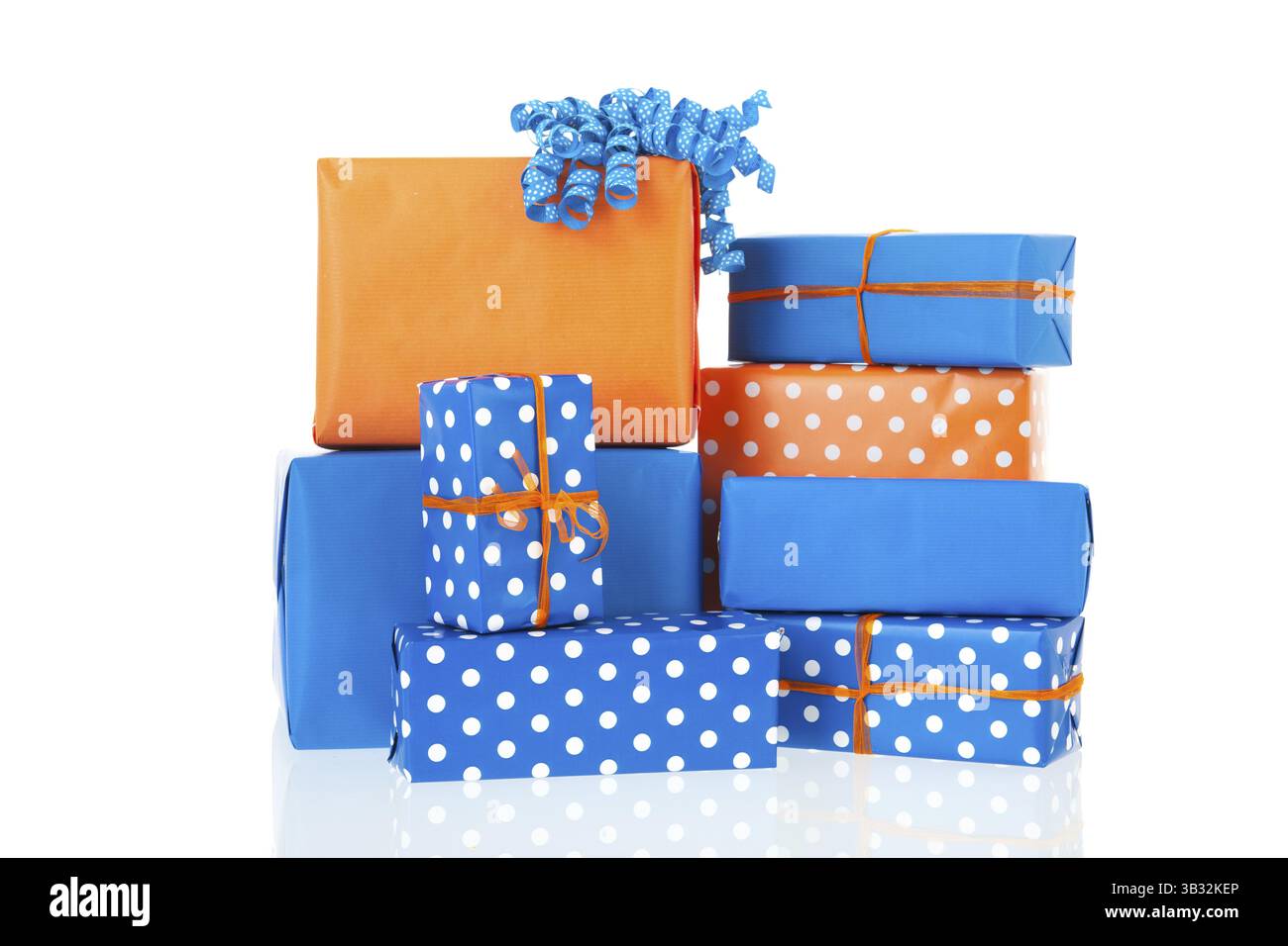 Haufen Geschenke in blau und Orange isoliert auf weißem Hintergrund Stockfoto