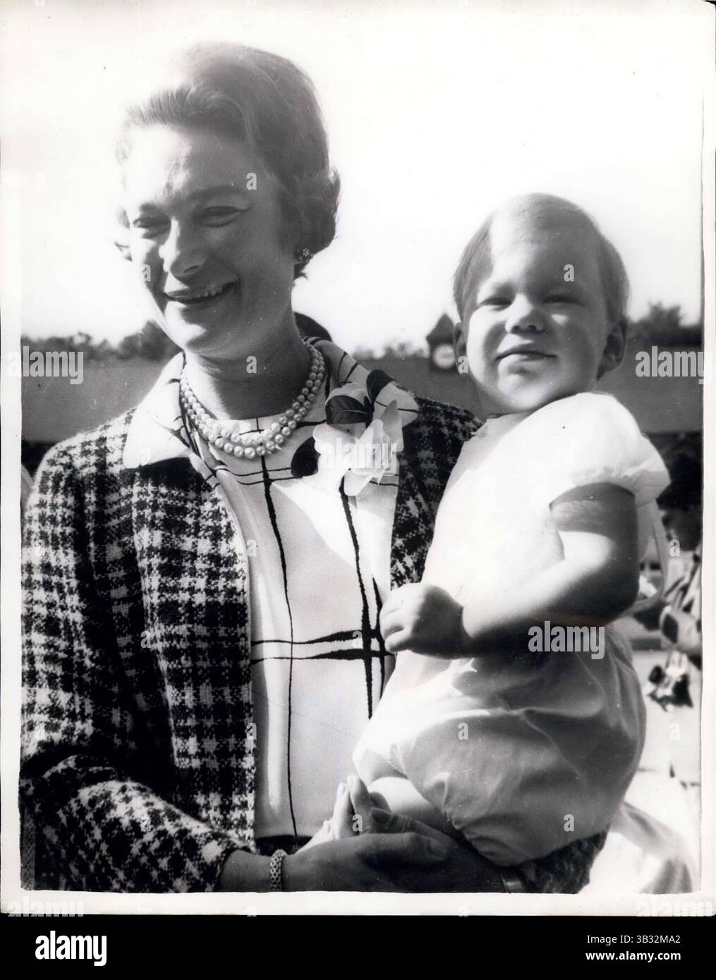 1974 - Prinz Jean wird neuer Herrscher von Luxemburg - Prinz Jean von Luxemburg, 43, der neue Großherzog von Luxemburg am 18. Okt.-wenn er Spinner seine Mutter - die Großherzogin Charlotte, die nach 45 Jahren Herrschaft Abdankung. Prinz Jean und seine Frau, Prinz Josephine Charlotte (König Baudouin Schwester), haben eine große Familie, darunter sieben Jahre alten Zwillinge, Prinz Jean und Prinzessin Margaretha beendet. Foto zeigt:-Prinzessin Josephin Charlotte mit kleinen Prinz Guillaume. (Kredit-Bild: © Keystone Bilder USA/ZUMAPRESS.com) Stockfoto