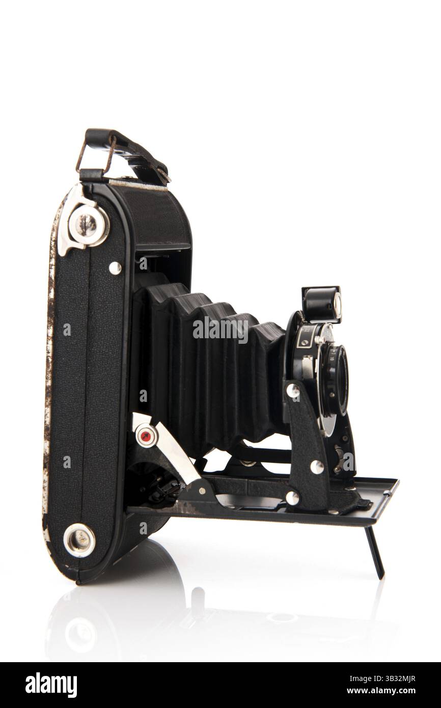 Alte schwarze Fotokamera isoliert auf weißem Hintergrund Stockfoto