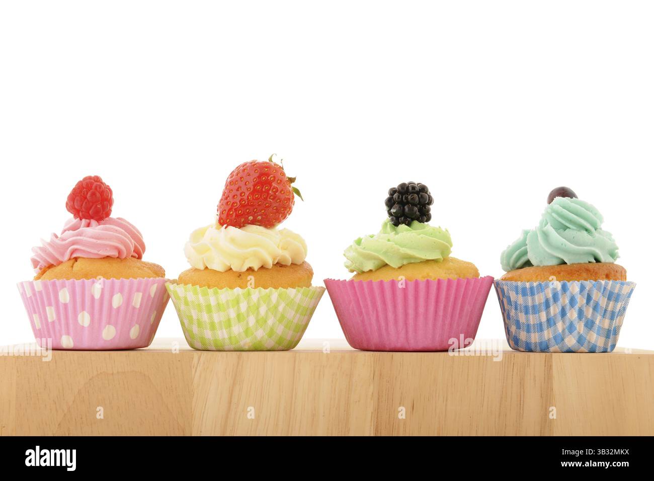 Sortiment Frucht-Cupcakes isoliert auf weißem Hintergrund Stockfoto