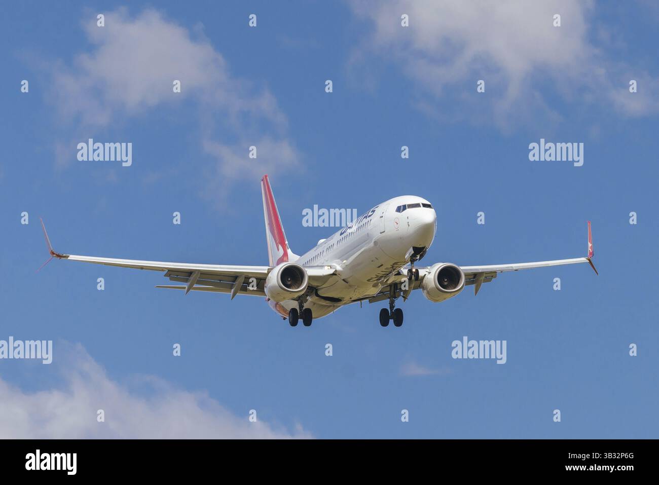 MELBOURNE, AUSTRALIEN - 07. SEPTEMBER 2024: Eine Qantas Boeing 737-800 fliegt am 7. September 2024 von Adelaide aus nach Melbourne, Australien, OCE Stockfoto