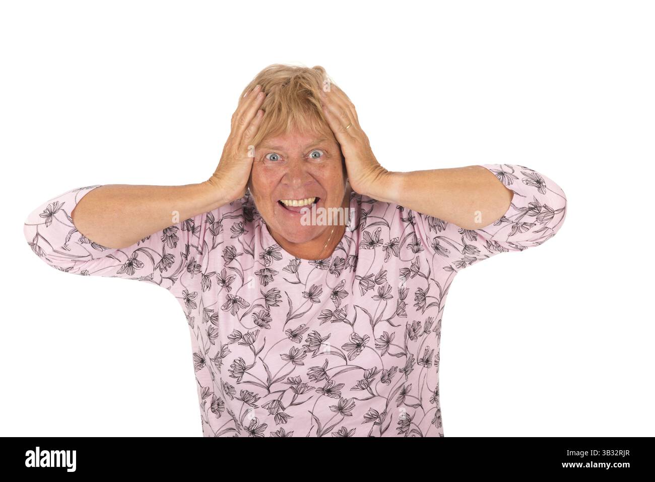 Portrait überrascht blonde ältere Frau auf weißem Hintergrund Stockfoto