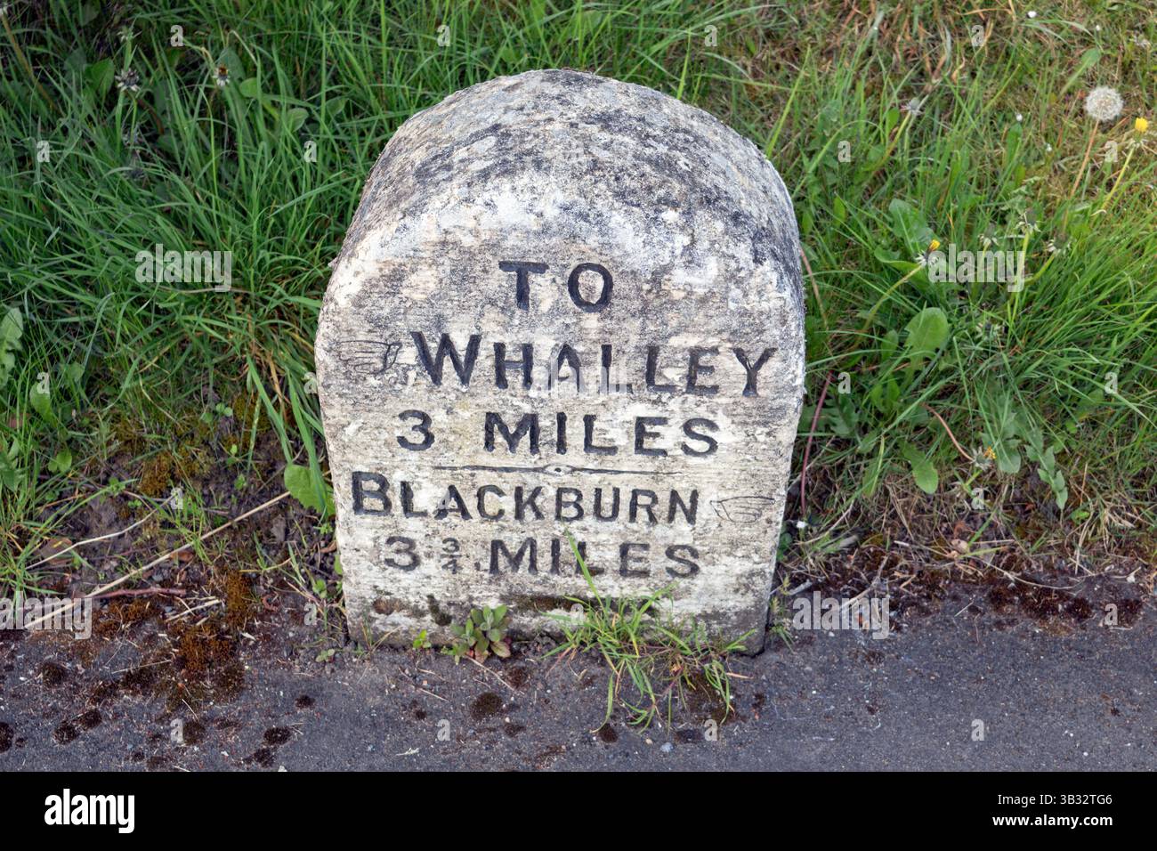 Meilenstein auf der A666 in Wilpshire, Ribble Valley, Lancashire. Stockfoto