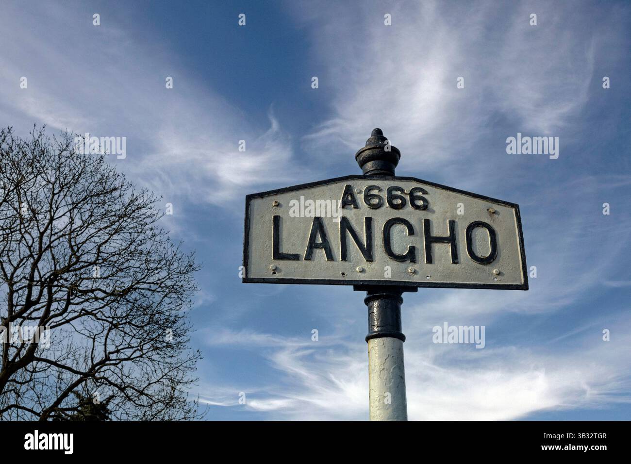 Schild für Langho Village auf der A666, Ribble Valley, Lancashire. Stockfoto