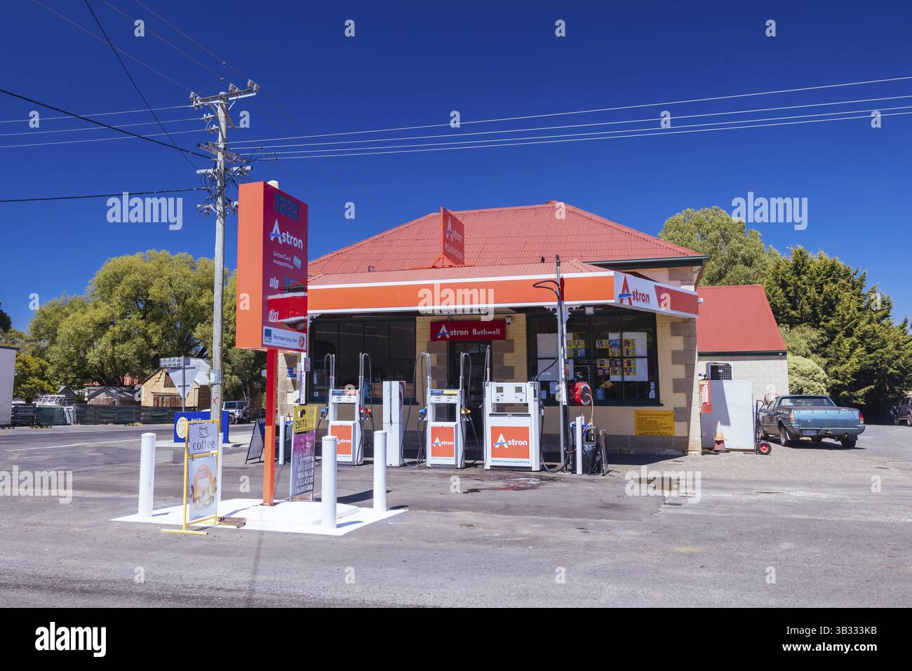 BOTHWELL, AUSTRALIEN - 06. FEBRUAR 2025: Tankstelle in der ländlichen historischen Stadt Bothwell an einem warmen Sommertag in Tasmanien, Australien, Ozeanien Stockfoto