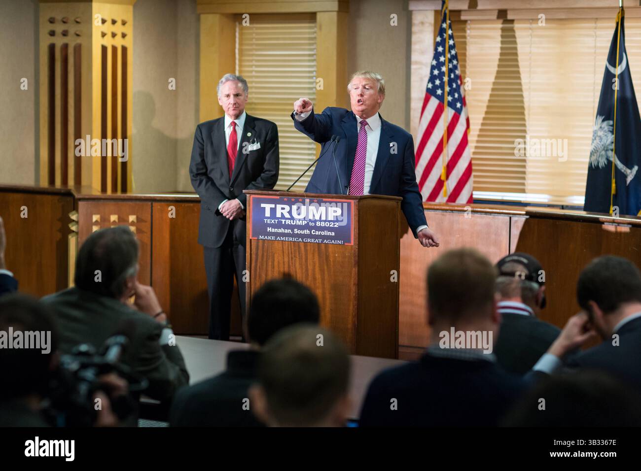15. Februar 2016: Hanahan, SOUTH CAROLINA, Vereinigte Staaten von Amerika, republikanischer Präsidentschaftskandidat Donald Trump während einer Pressekonferenz am 15. Februar 2016 in Hanahan, South Carolina. (Bild: © Richard Ellis Via ZUMA Wire) Stockfoto