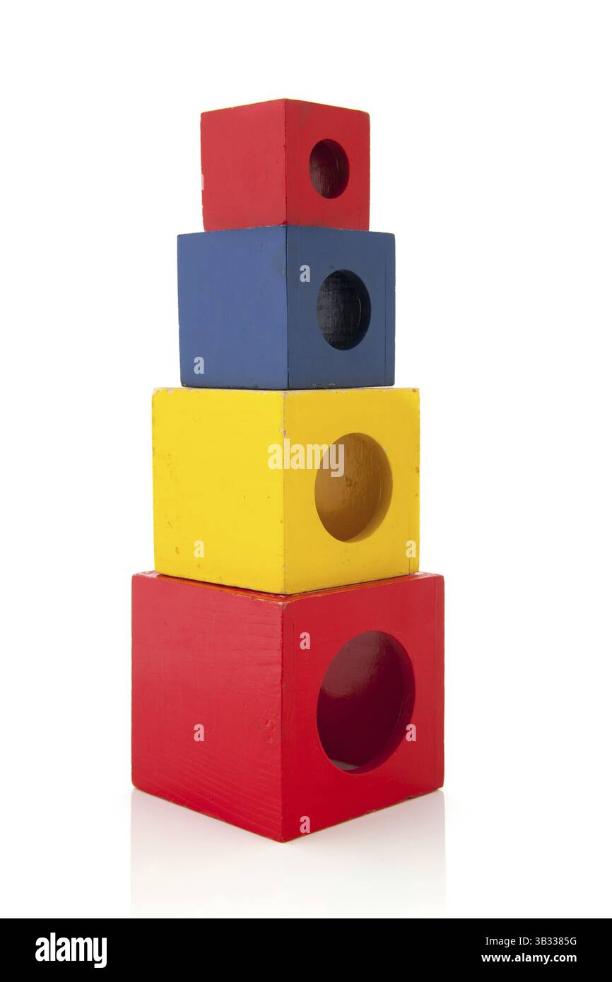 Gestapelte Holz Bauklötze isoliert auf weißem Hintergrund Stockfoto