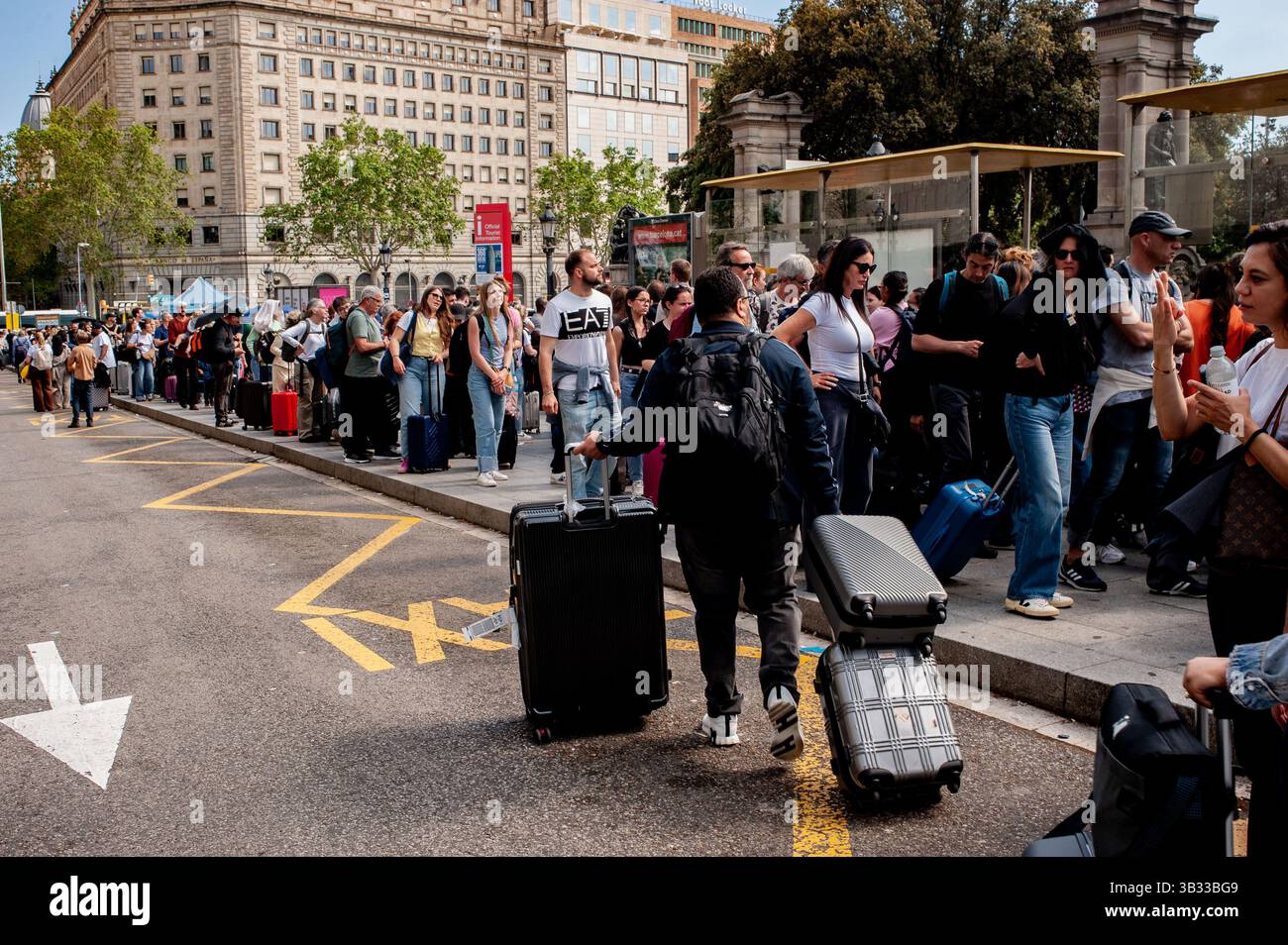 Barcelona, Spanien. 28. April 2025, Barcelona, Spanien: Während eines allgemeinen Stromausfalls an diesem Montag, dem 28. April 2025, in Spanien stehen die Menschen an einer Bushaltestelle auf dem Weg zum Flughafen in Barcelona an. Bild: Jordi Boixareu/Alamay Live News. Stockfoto
