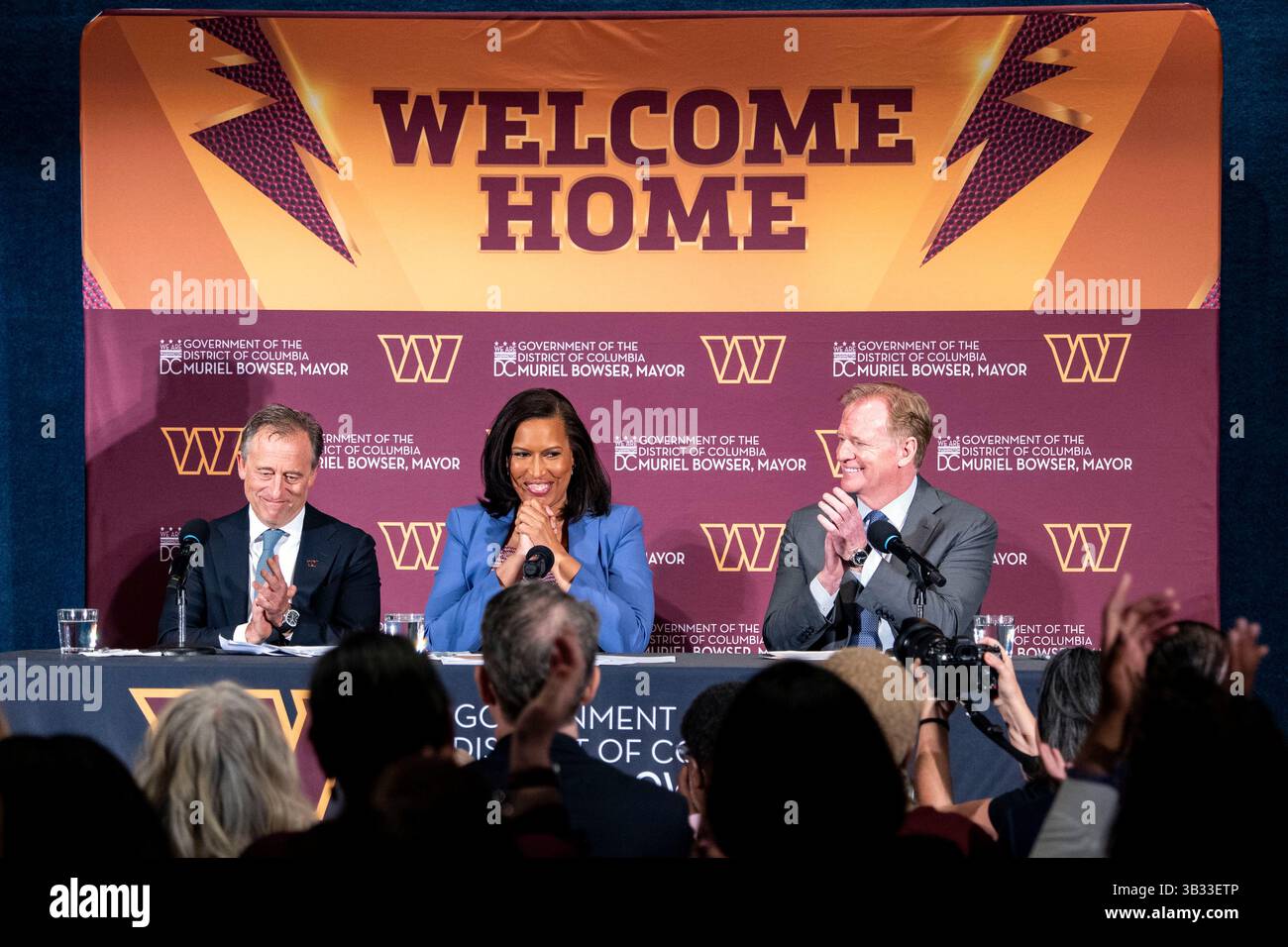 Washington, Usa. April 2025. (L-R) Josh Harris, Managing Partner der Washington Commanders, Muriel Bowser, Bürgermeister von Washington DC und NFL-Kommissar Roger Goodell klatschen während einer Pressekonferenz, in der der Bau eines neuen Stadions für die Washington Commanders am Montag, dem 28. April 2025, angekündigt wurde. Die Commanders und Washington, DC einigten sich auf den Bau eines neuen Stadions im ehemaligen RFK-Stadion. Foto: Bonnie Cash/UPI Credit: UPI/Alamy Live News Stockfoto