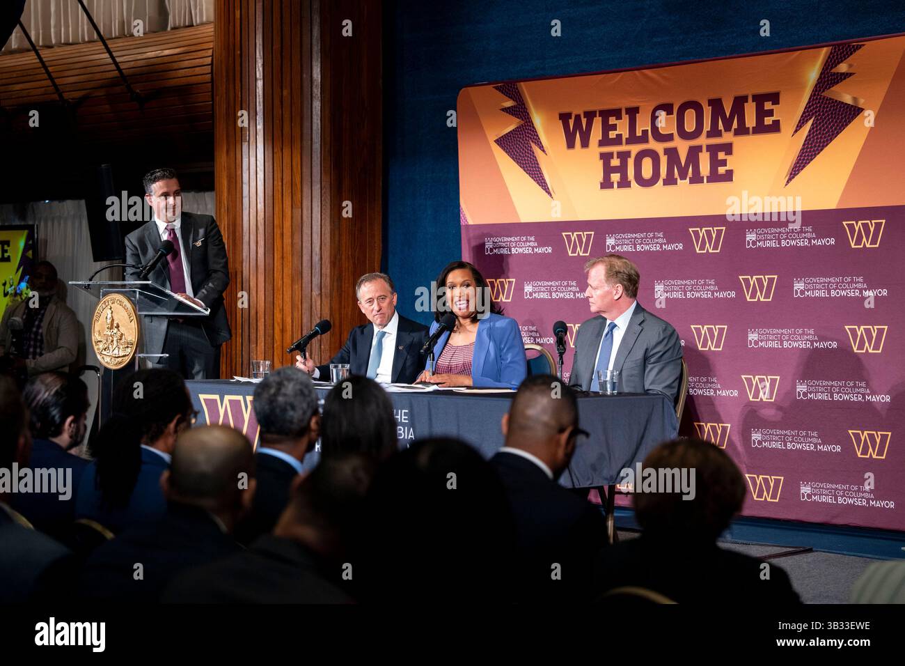Washington, Usa. April 2025. (L-R) Josh Harris, Managing Partner der Washington Commanders, Muriel Bowser, Bürgermeister von Washington DC und NFL-Kommissar Roger Goodell klatschen während einer Pressekonferenz, in der der Bau eines neuen Stadions für die Washington Commanders am Montag, dem 28. April 2025, angekündigt wurde. Die Commanders und Washington, DC einigten sich auf den Bau eines neuen Stadions im ehemaligen RFK-Stadion. Foto: Bonnie Cash/UPI Credit: UPI/Alamy Live News Stockfoto