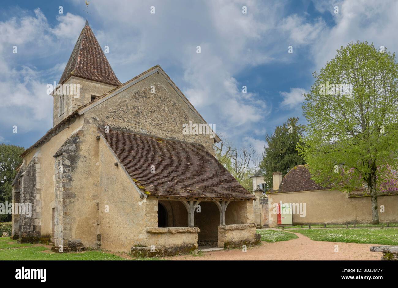 Die romanische St. Anne's Kirche aus dem XII. Jahrhundert in Nohant-Vic, Indre, Frankreich, ist als historisches Denkmal klassifiziert. Stockfoto