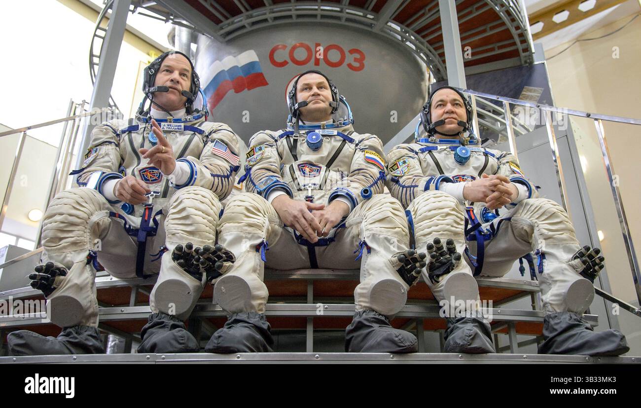 25. Februar 2016 – Star City, Russland – Internationale Raumstation Expedition 47 Besatzungsmitglieder der amerikanische Astronaut Jeff Williams, Left, und die russischen Kosmonauten Oleg Skripochka und Alexei Ovchinin treffen sich während der Abschlussprüfungen im Gagarin Cosmonaut Training Center am 25. Februar 2016 in Star City, Russland. . (Kreditbild: © NASA/ZUMAPRESS.com) Stockfoto