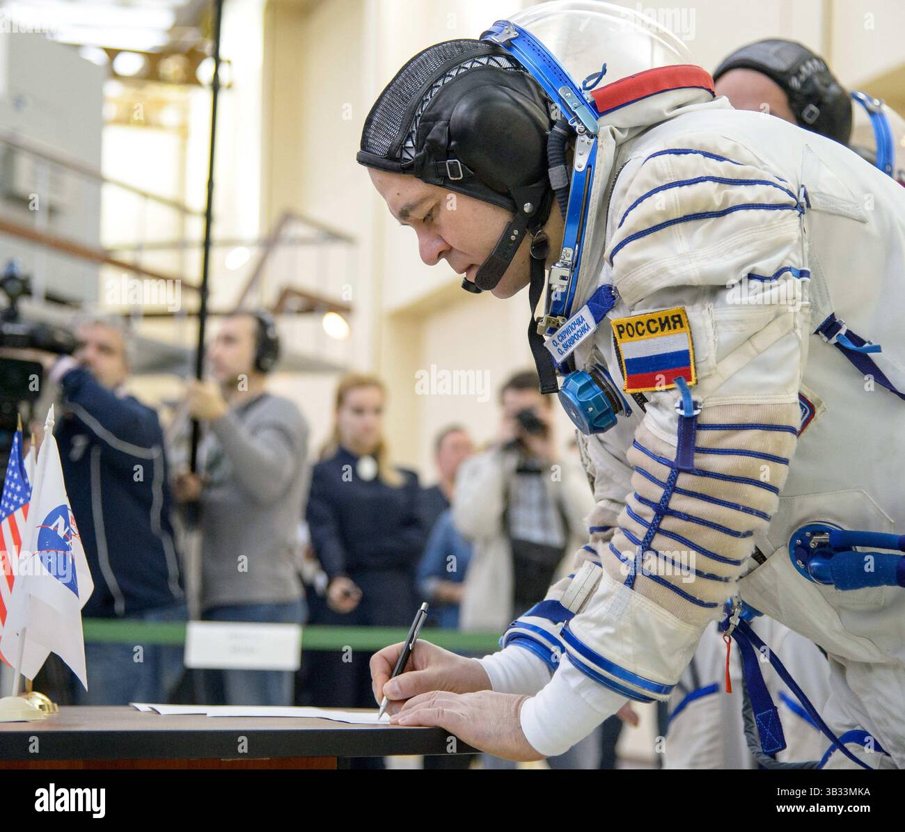 25. Februar 2016 - Star City, Russland - Internationale Raumstation Expedition 47 der russische Kosmonaut Oleg Skripochka unterzeichnet Dokumente während der Abschlussprüfungen im Gagarin Cosmonaut Training Center am 25. Februar 2016 in Star City, Russland. . (Kreditbild: © NASA/ZUMAPRESS.com) Stockfoto