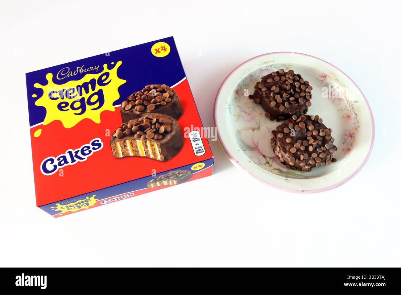 Schachtel Cadbury Creme Eierkuchen, zwei Creme Kuchen auf einem Teller, saisonaler osterschokolade Snack, Lebensmittel Stockfoto