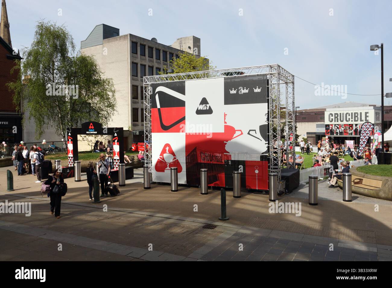 Tiegeltheater und Tudor Square im Stadtzentrum von Sheffield England Großbritannien, Menschenmassen für die Snooker-Weltmeisterschaft im öffentlichen Raum, Straßenszene Stockfoto