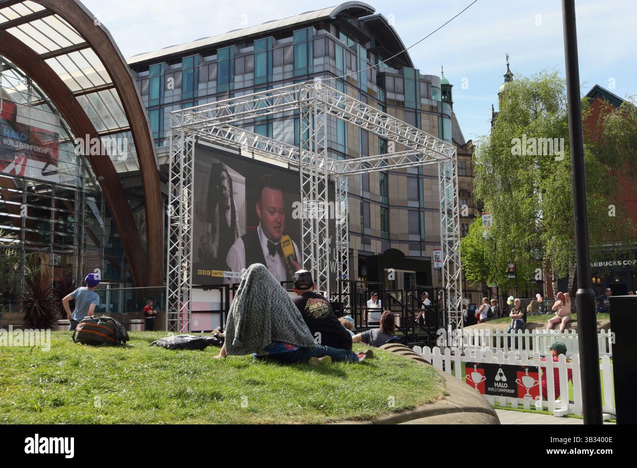 Großbildleinwand am Tudor Square im Stadtzentrum von Sheffield England Großbritannien, Menschenmassen für die Snooker-Weltmeisterschaft im öffentlichen Raum, Straßenszene Stockfoto