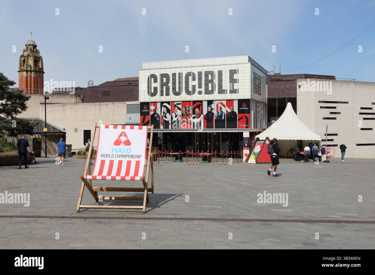 Tiegeltheater und Tudor Square im Stadtzentrum von Sheffield England Großbritannien, Menschenmassen für die Snooker-Weltmeisterschaft im öffentlichen Raum, Straßenszene Stockfoto
