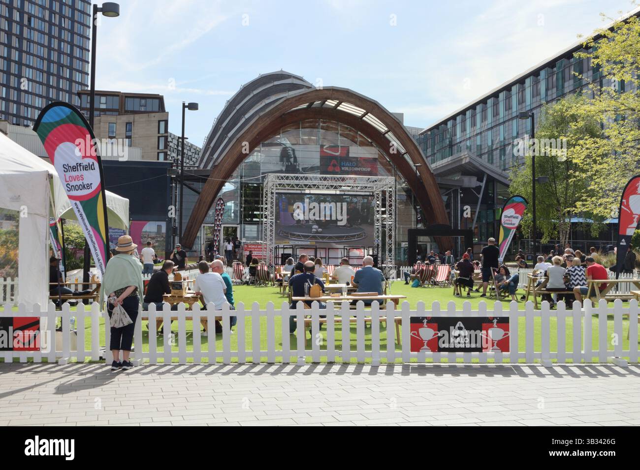 Großbildleinwand am Tudor Square im Stadtzentrum von Sheffield England Großbritannien, Menschenmassen für die Snooker-Weltmeisterschaft im öffentlichen Raum, Straßenszene Stockfoto