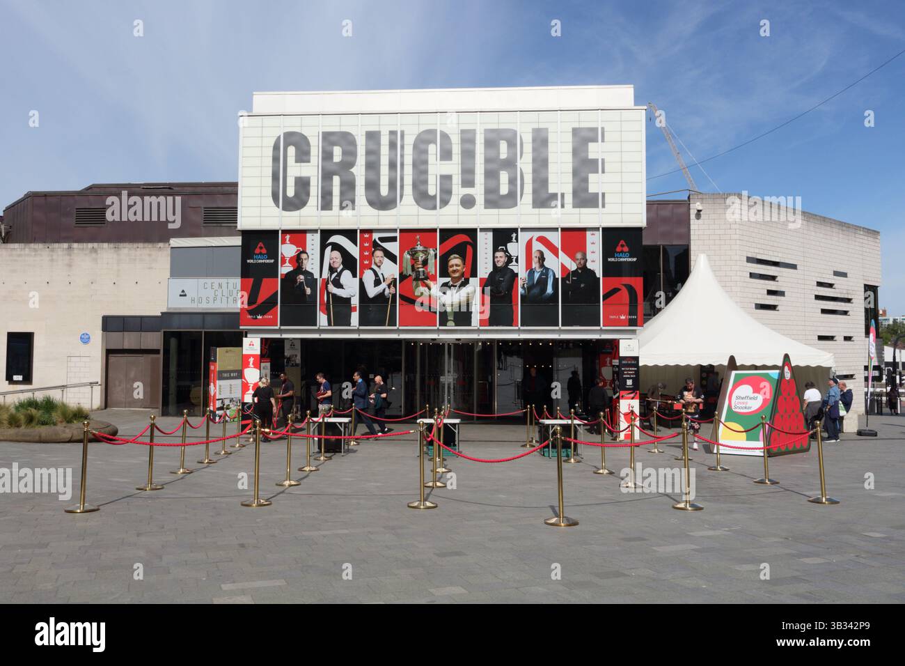 Tiegeltheater und Tudor Square im Stadtzentrum von Sheffield England Großbritannien, Menschenmassen für die Snooker-Weltmeisterschaft im öffentlichen Raum, Straßenszene Stockfoto