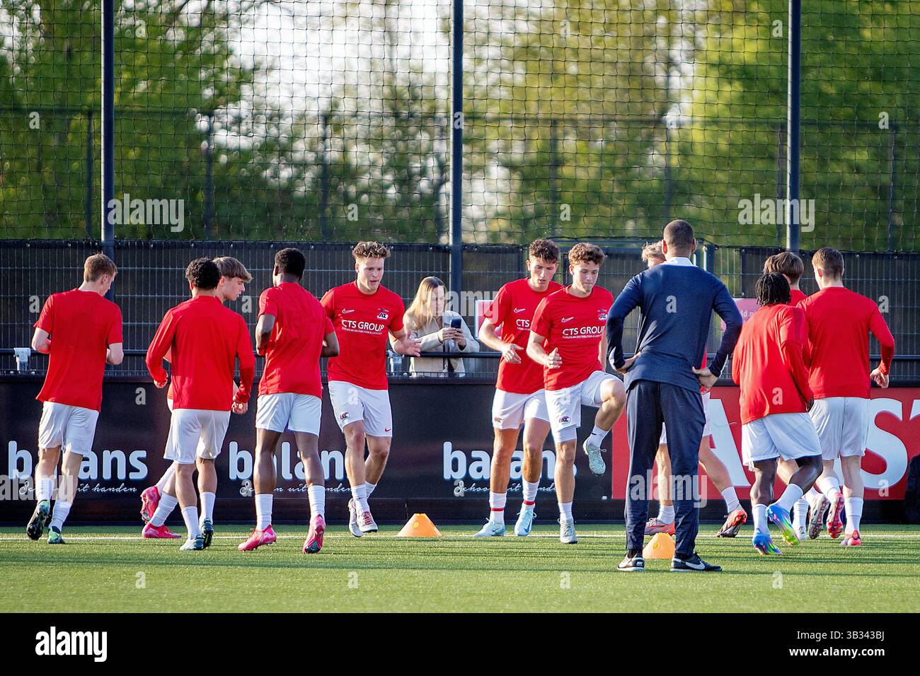 Wijdewormer, Niederlande. April 2025. WIJDEWORMER - 28.04.2025, AFAS Trainingscentrum. Fußball, Keukenkampioen divisie, Saison 2024-2025. Während des Spiels Jong AZ - den Bosch, Spieler von Jong AZ Warming Up Credit: Pro Shots/Alamy Live News Stockfoto