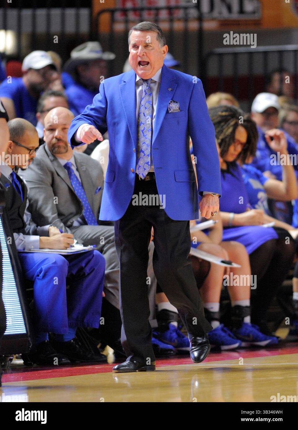 Februar 25 2016 Middle Tennessee Lady Raiders Cheftrainer Rick Insell schreit nach einem Anruf während eines NCAA-Basketballspiels zwischen den MTSU Lady Blue Raiders gegen die Western Kentucky Lady Toppers in der E. A. Diddle Arena in Bowling Green Kentucky (Fotos von Steve Roberts/Cal Sport Media(Credit Image: © Steve Roberts/Cal Sport Media/CSM via ZUMA Wire) Stockfoto