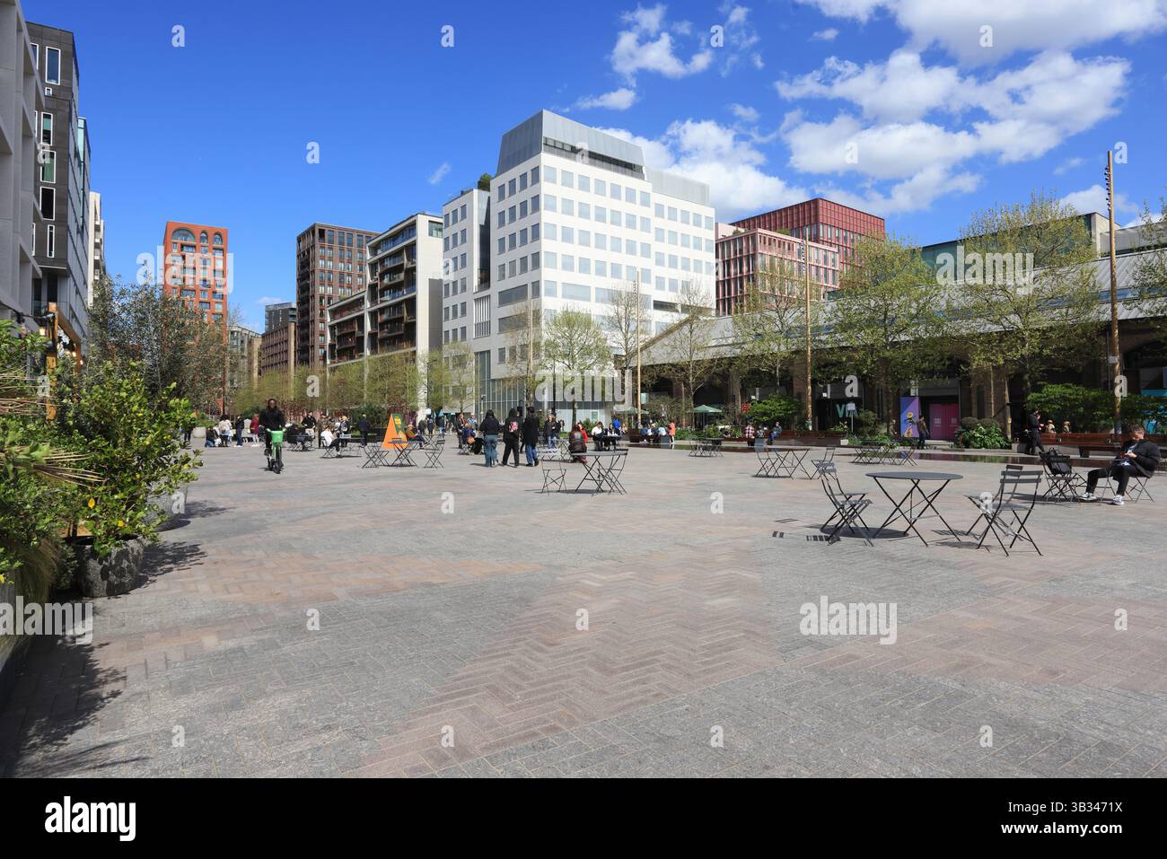 LEIs Cubitt Square hinter CDY in Kings Cross, im Frühling Sonnenschein, Nord-London, Großbritannien Stockfoto
