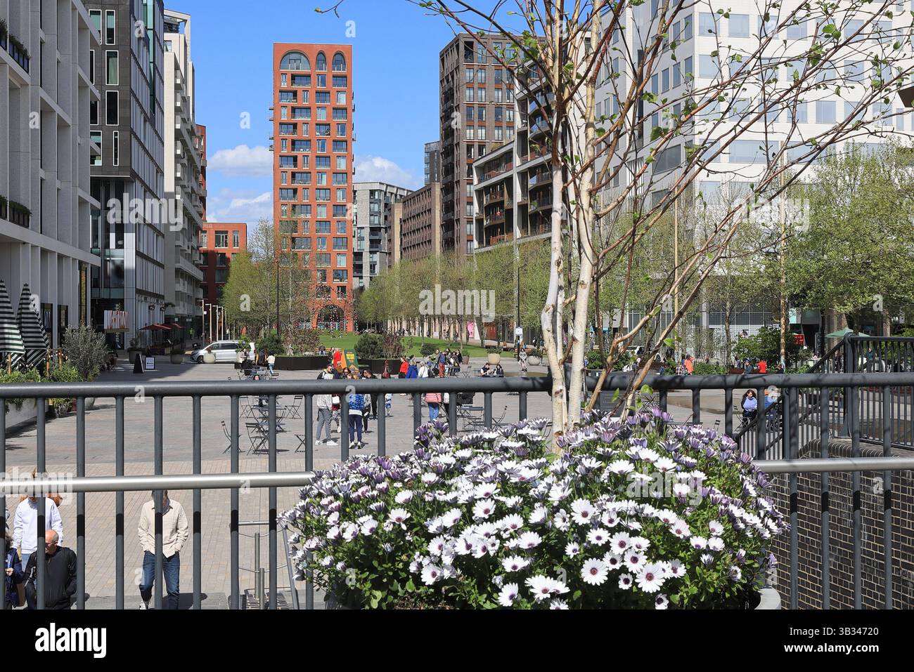 LEIs Cubitt Square hinter CDY in Kings Cross, im Frühling Sonnenschein, Nord-London, Großbritannien Stockfoto