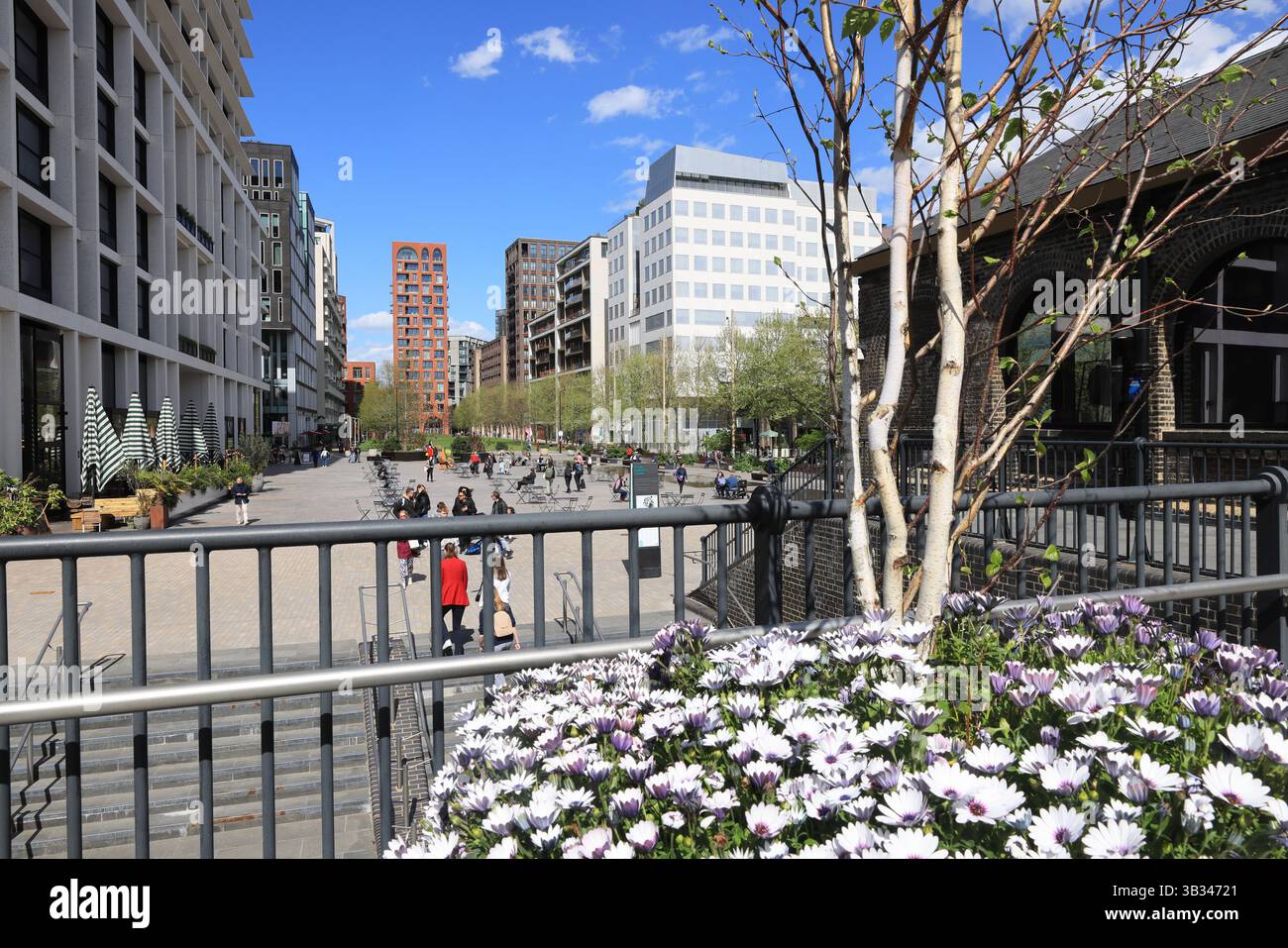 LEIs Cubitt Square hinter CDY in Kings Cross, im Frühling Sonnenschein, Nord-London, Großbritannien Stockfoto
